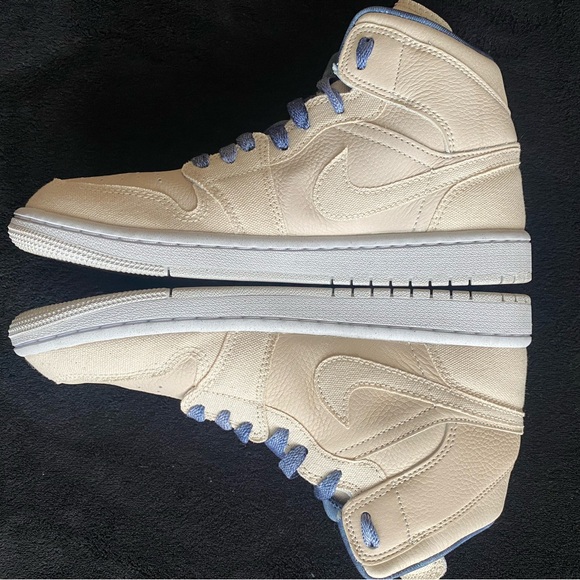 Nike Wmns Air Jordan 1 Mid SE 'Sanddrift', women’s size 7 - Picture 3 of 6